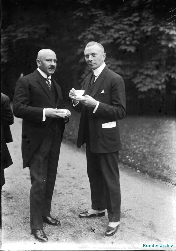 Gustav Stresemann und Werner Freiherr von Rheinhaben Bild 146-1989-040-27